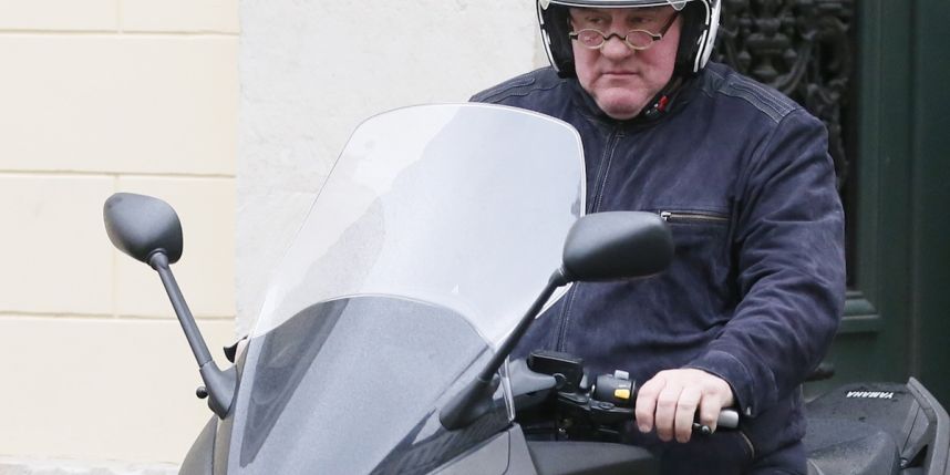 Gérard Depardieu sur son scooter à Paris en janvier 2013. 