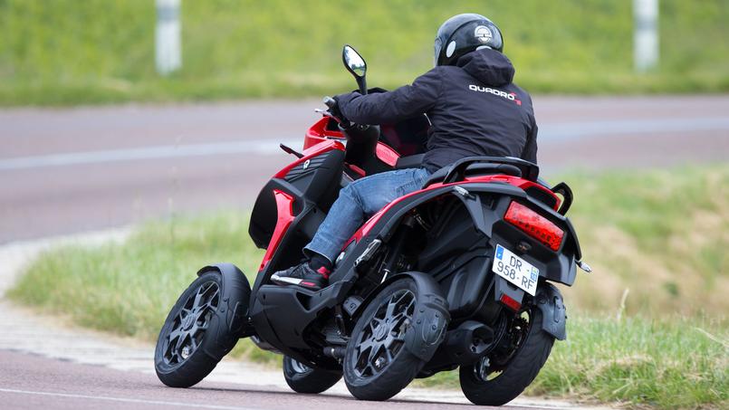 Forte d'une meilleure adhérence sur l'arrière que celle d'un trois roues, la machine est à l'aise en virage.